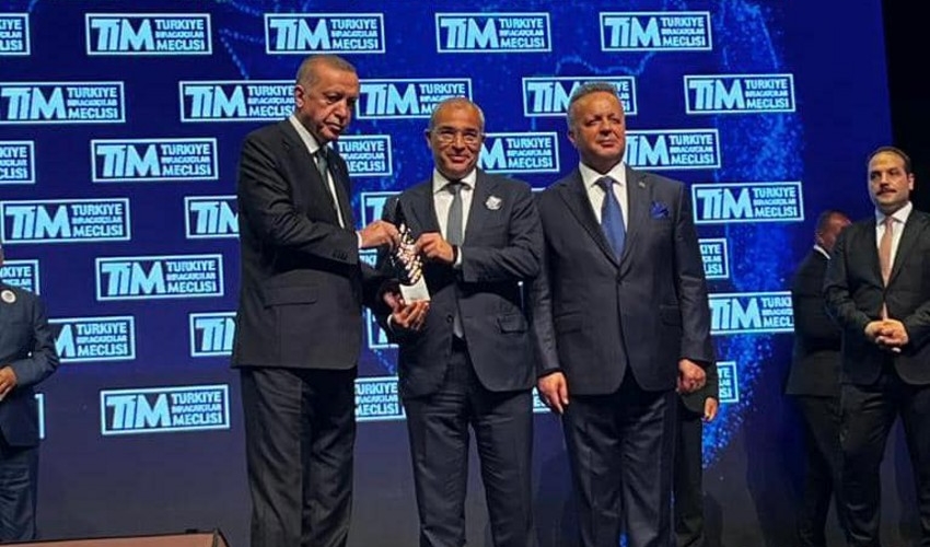 Türkiyə Prezidenti “SOCAR Türkiyə”nin mükafatını Mikayıl Cabbarova təqdim edib