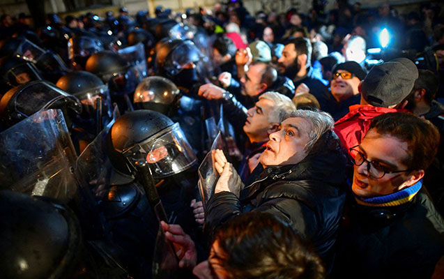 Gürcüstanda etirazlara səbəb olan qanun nəyi nəzərdə tutur?