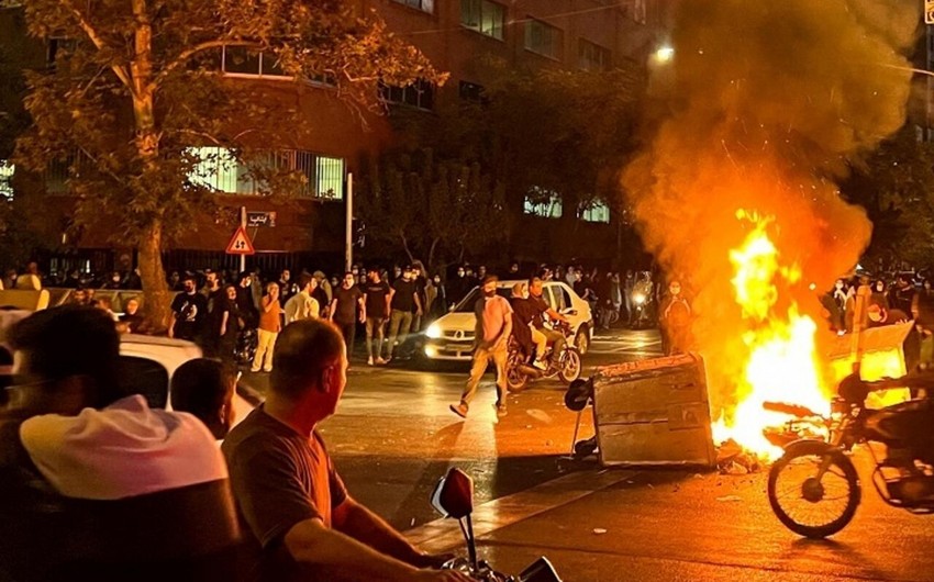 İranda aksiyalar davam edir, müxtəlif şəhərlərdə Azərbaycan bayrağı qaldırılıb