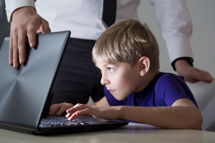 ​​​​​​​Azərbaycanda uşaqların daxil olduğu  bəzi saytlar təhlükəlidir – SİYAHI AÇIQLANDI