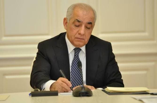 Baş nazir maaşlarla bağlı yeni qərar imzalayıb