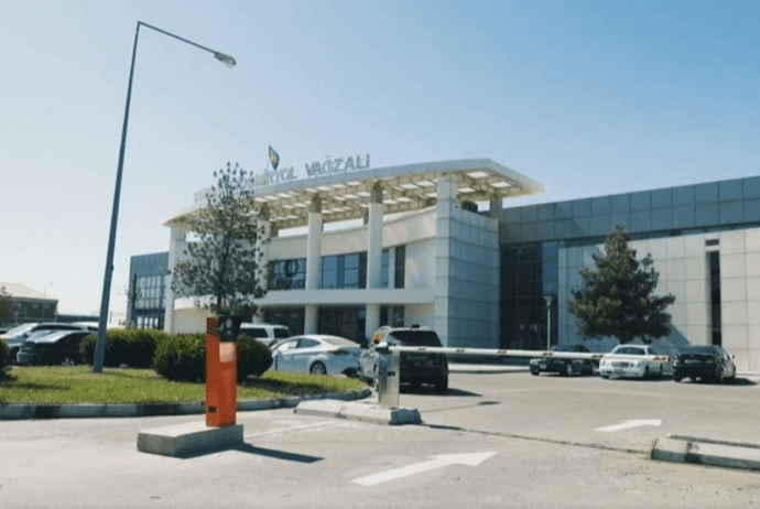 Sumqayıt dəmiryol vağzalında avtomobillərin parklanması - ÖDƏNİŞLİ OLUB - QİYMƏT