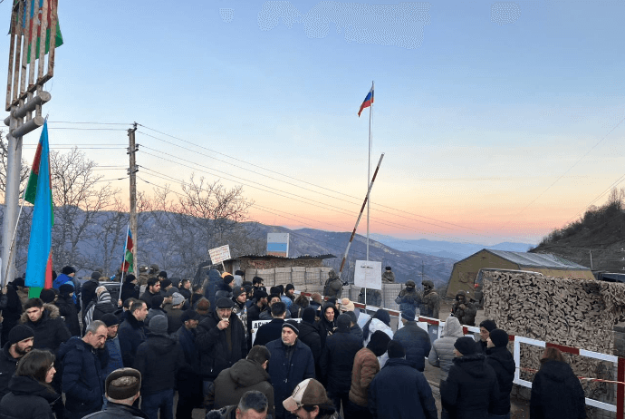 Şuşa-Xankəndi yolunda keçirilən etiraz aksiyasının iştirakçıları - BƏYANAT YAYDI