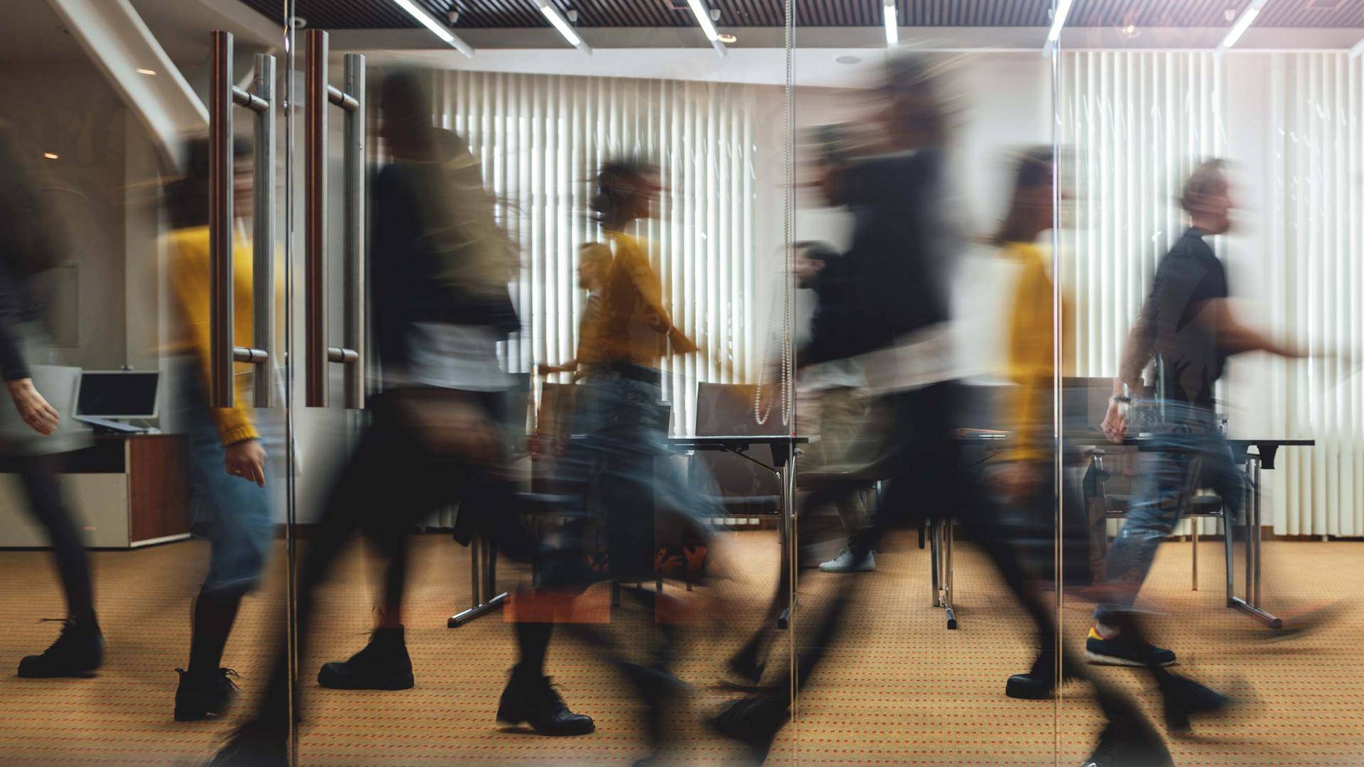 Dünya üzrə qadınların kişilərdən 10 saat çox çalışdığı məlum olub