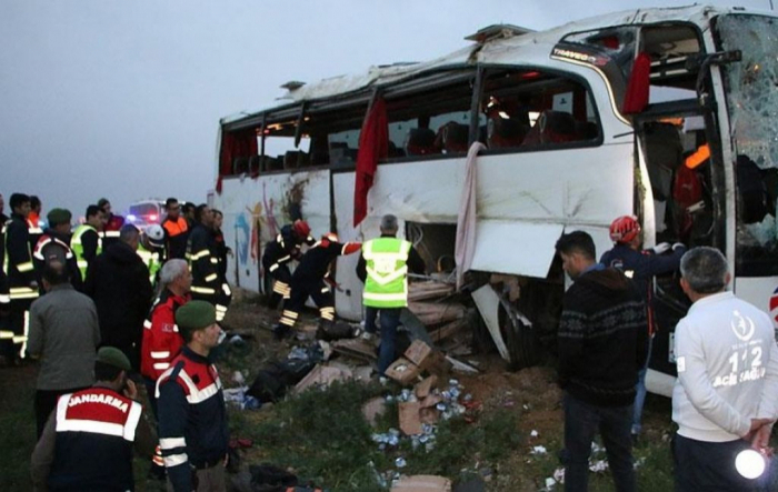 Türkiyədə avtobusun dərəyə aşması nəticəsində 12 nəfər ölüb, 19 yaralı var